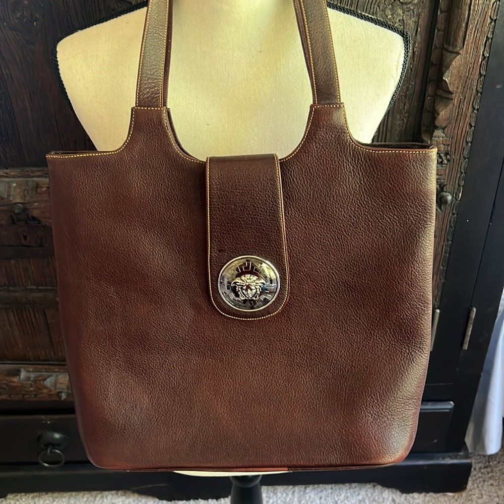 Stunning Vintage Leather Handcrafted Brown Tote w/beautiful Medusa Medallion🔥🔥